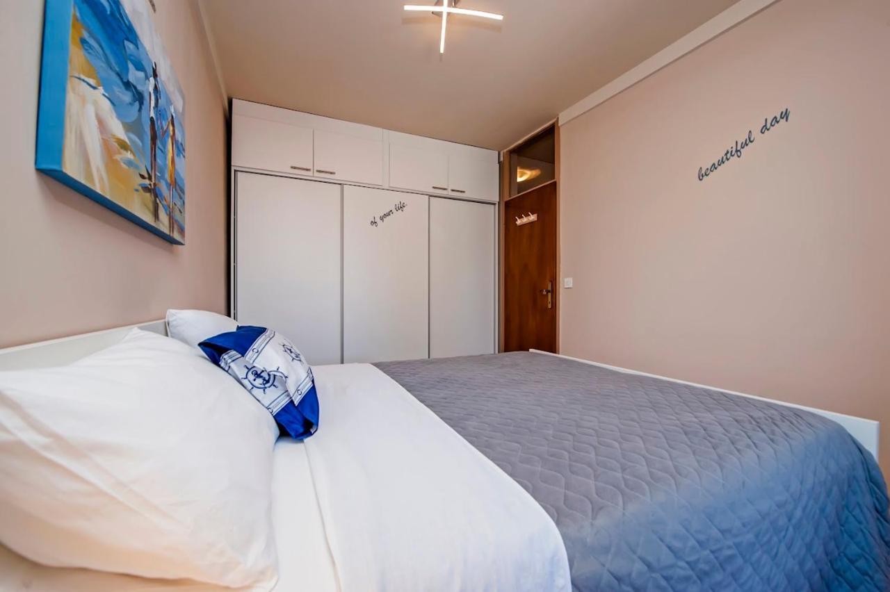Apartman Bellana Apartment Ровин Екстериор снимка