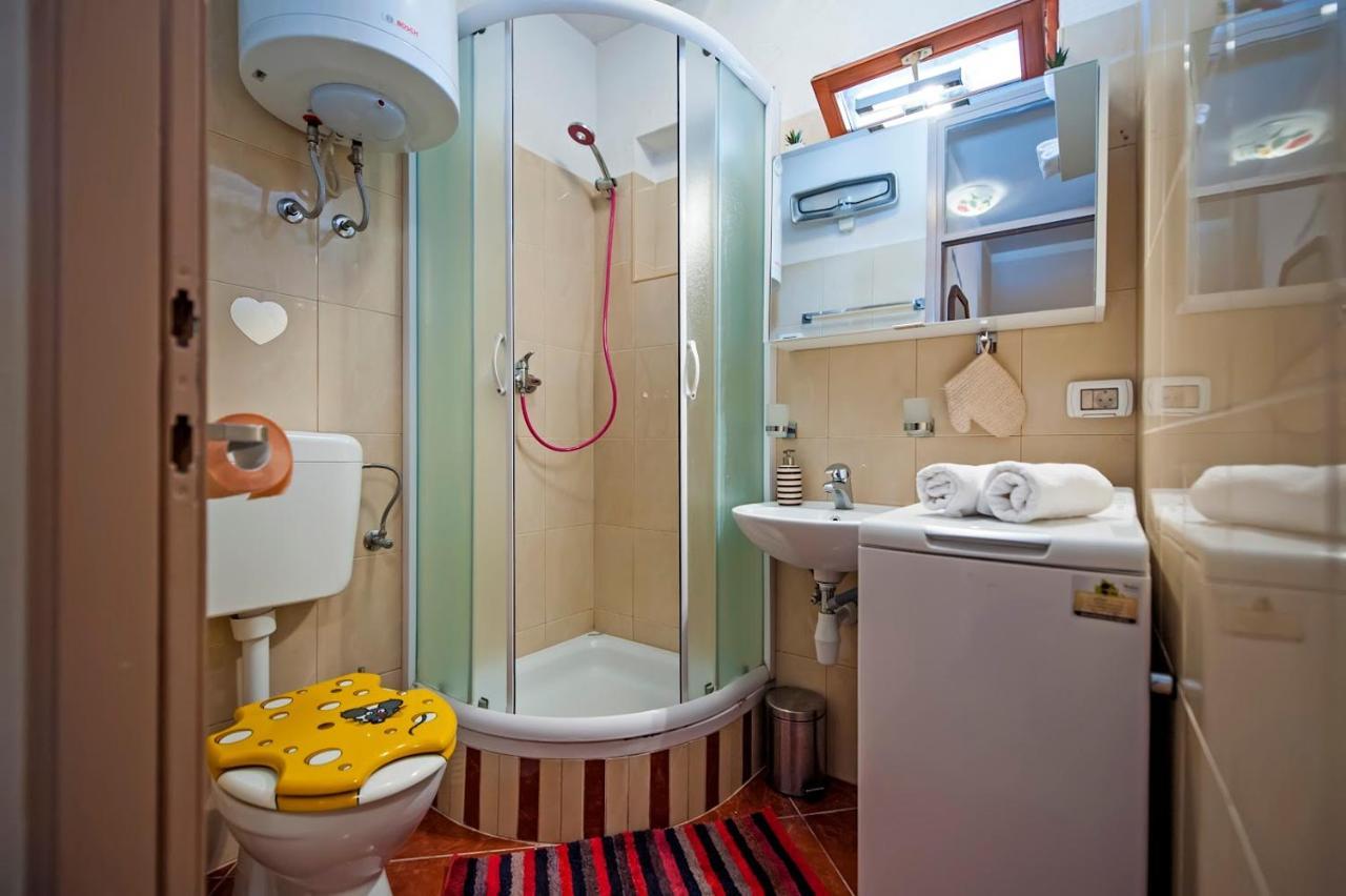 Apartman Bellana Apartment Ровин Екстериор снимка