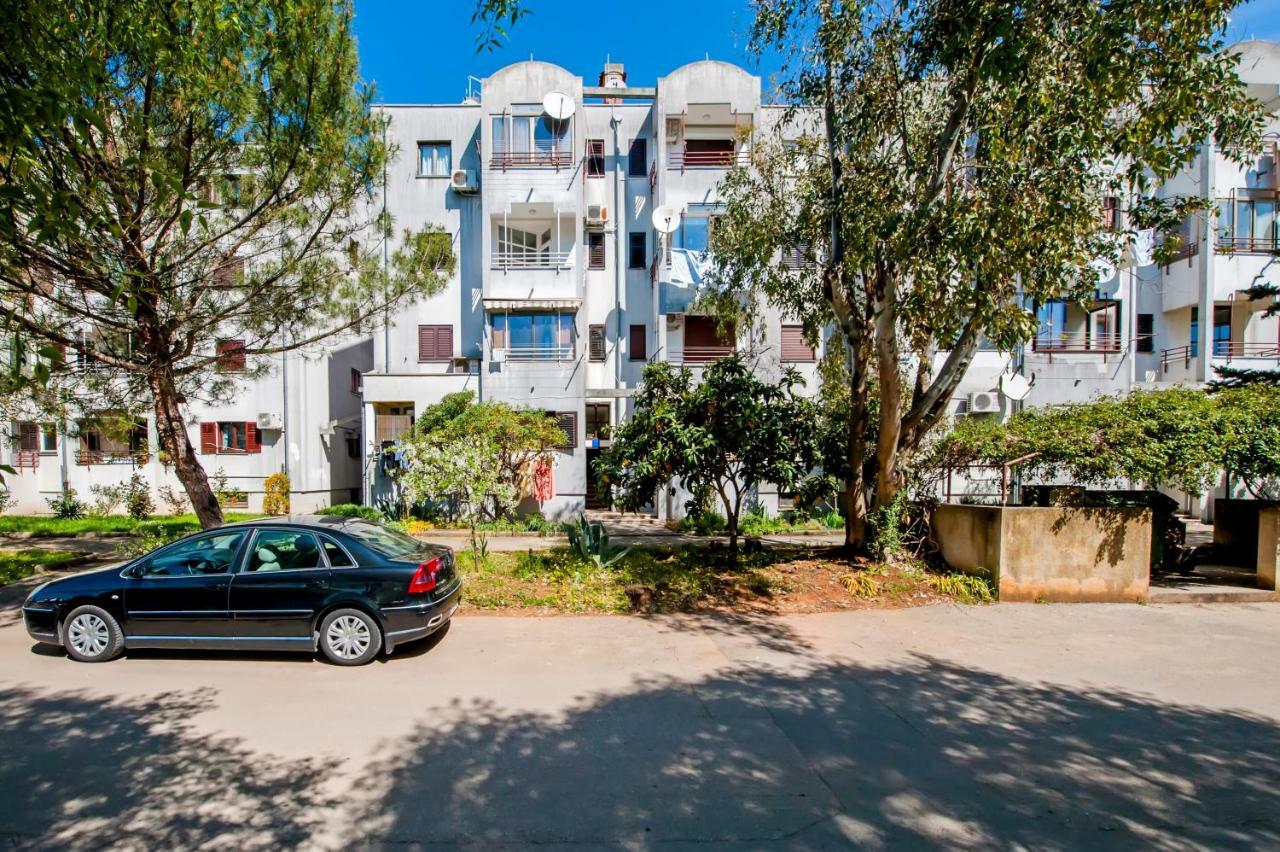 Apartman Bellana Apartment Ровин Екстериор снимка