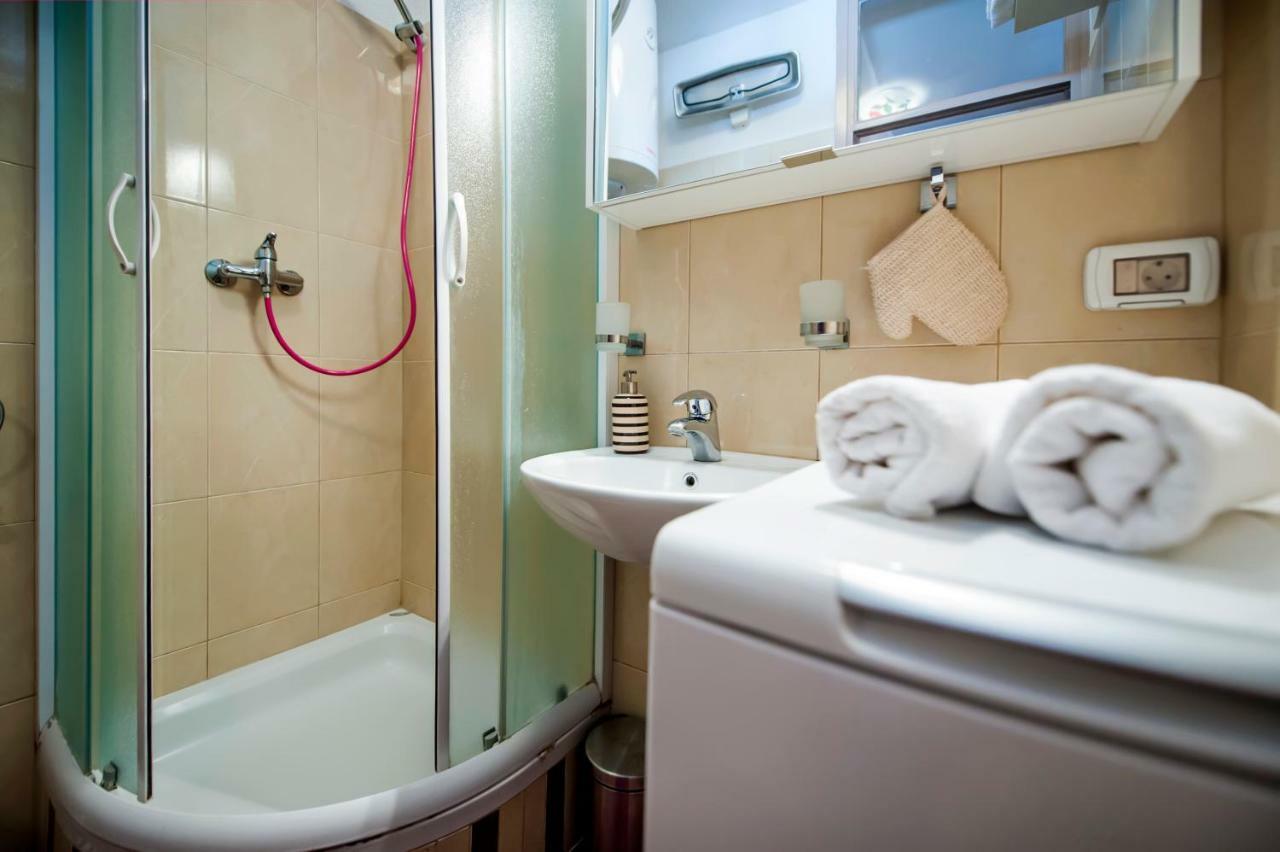 Apartman Bellana Apartment Ровин Екстериор снимка